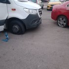 Dos de los vehículos a los que les han pinchado las ruedas durante la pasada madrugada.