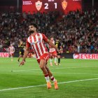 Explosivo por la banda derecha y letal cuando pisa el área rival.