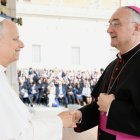 León XIV saluda al obispo de Almería, Antonio Gómez Cantero.