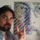 Adolfo Iglesias junto a una imagen de Lennon.