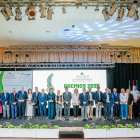 Foto de familia de los representantes empresariales, políticos y militares, junto a los premiados y a los patrocinadores de la gala en el Hotel Playadulce.