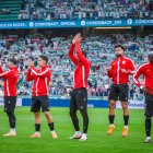 El futbolista senegalés, primero por la derecha.