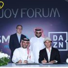 El acto de la firma con la presencia entre otros de Turki Al-Sheikh.