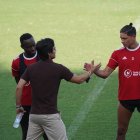 Mario Silva saluda a Darwin Núñez nada más tomar el mando del Almería.