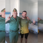 Ya recuperado, David Parra, junto a uno de los legionarios que le han acompañado durante su ingreso hospitalario.