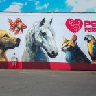Francisco Marín junto al mural de Pets Paradise.