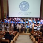 Foto de familia de la entrega de las becas de excelencia a los estudiantes de nuevo ingreso y a los de continuación de estudios de la Universidad de Almería.