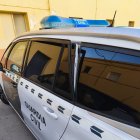 El coche de la Guardia Civil ha quedado con la puerta destrozada.