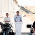 Los ministros Puente y Bolaños, en el tramo de Níjar este verano.