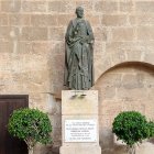 Estatua de Diego Ventaja Milán, obispo de Almería en 1936, en la Plaza de la Catedral.