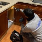 Un técnico de Killsur, especializado en desinfección y control de plagas, aplica un tratamiento preventivo en el interior de una vivienda, garantizando entornos seguros y saludables para sus habitantes.