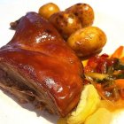 Cochinillo estilo segoviano: Dorado, crujiente y tierno; el plato estrella del invierno en Entrefinos.