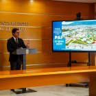 El alcalde de El Ejido y el concejal de Obras Públicas presentando los proyectos en el Ayuntamiento.