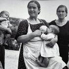 Imagen de la Casa de Maternidad de Vélez Rubio durante la Guerra Civil, donde se ve en primer plano a una mujer amamantando un niño. Foto de Kati Horna.
