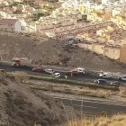 El accidente de varios vehículos que ha provocado esta mañana el corte de la A-7 en Aguadulce.