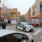 Bomberos y Policía Local, en la calle Jaul, donde ha ocurrido el incendio.