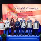 Javier A. García, presidente de la Diputación, y Nuria Rodríguez, alcaldesa de Balanegra, junto a los premiados.