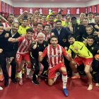 El presidente del Almería en la fiesta del vestuario rojiblanco tras el 3-0 ante el Cádiz.