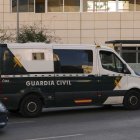 Un furgón de la Guardia Civil en las inmediaciones de la Ciudad de la Justicia, este jueves 20 de noviembre.