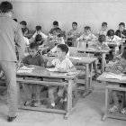 Un maestro dando clase en el colegio de La Salle del barrio de Los Molinos en los años 60.