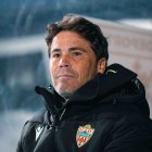 Rubi en la banda del Estadio Municipal de Butarque.