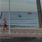 Los bañistas y viandantes contemplaron como emergía del mar la mitad de una estructura oscura.