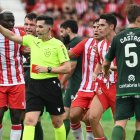 El distanciamiento entre el Almería y los árbitros empezó con la expulsión de Lopy frente al Racing en la cuarta jornada.
