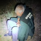 El hombre localizado y ya con el abrigo aportado por la Guardia Civil.
