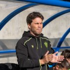 El míster catalán aplaude desde el banquillo.