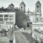 El terrao de una casa en la calle Floridablanca con la iglesia de San Pedro al fondo hacia 1920