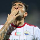 Paco Alcácer sigue celebrando goles y espera un nuevo destino.