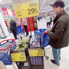 Un usuario revisa los preciosde la baliza v16 en un centro comercial de Almería.