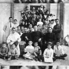 Colegio de Seises en 1920, en una foto hecha en el claustro de La Catedral. Contaba la escuela con cuatro profesores que eran sacerdotes y con dos músicos militares que impartían sus enseñanzas en el centro.