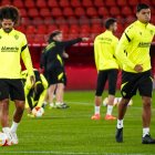 Aridane (36 años), y Fidel (18), podrían liderar la defensa del Almería este domingo a las 18:30 horas frente al Burgos.