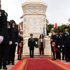 La alcaldesa de Almería y el Superintendente Jefe de la Policía Local depositan la corona funeraria en el monumento de Los Mártires de la Libertad.