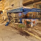 Imagen de los destrozos provocados en la terraza del establecimiento.