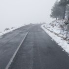 Una de las carreteras con nieve y hielo en la calzada
