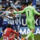 El Almería ha tocado fondo en La Rosaleda y se fue de vacaciones con dudas.