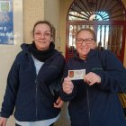 María del Mar y María, agraciadas con un quinto premio en Roquetas de Mar.
