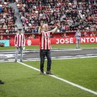 Redondo saludando a los aficionados de El Molinón que le rendían homenaje.