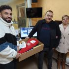 La familia Padilla Casas recibiendo la cesta de Urci Hormigones en la Cadena SER.