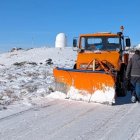 Una máquina quitanieves en el acceso de la carretera A-1178 hacia el Observatorio de Calar Alto.