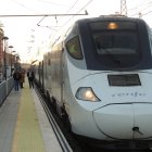 El Alvia 730 en la estación de Huércal-Viator antes de iniciar el trayecto hasta Madrid por Granada, Antequera y Córdoba.