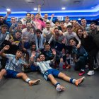 La plantilla del Málaga celebrando la victoria frente al Almería.