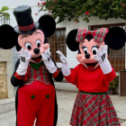 Los personajes de Disney se encuentran por el pueblo para el deleite de grandes y pequeños.