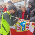 Aridane firmando a los fieles seguidores del Almería.