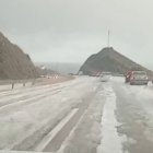 Vehículos detenidos en la A-7 a causa de la granizada.
