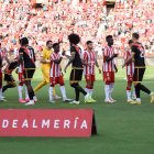 Nteka y Aridane saludando al Almería con la camiseta del Rayo Vallecano.