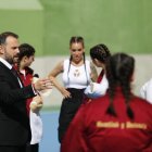 Imagen de Carlos Galisteo, capataz de la Coronación, junto a algunas costaleras en el patio de La Salle.