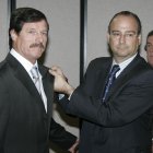 Maxi recibe con enorme orgullo el escudo de oro de su ciudad de manos de Luis Rogelio.